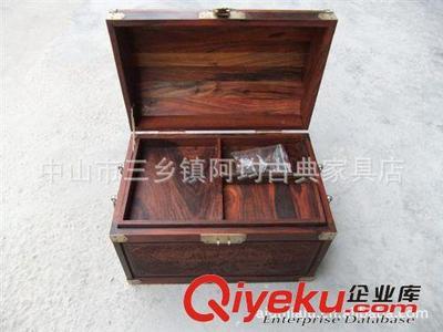 廠家專業生產批發大紅酸枝珠寶箱實木化妝盒(圖)-中山市三鄉鎮阿均古典家具店提供廠家專業生產批發大紅酸枝珠寶箱實木化妝盒(圖)的相關介紹、產品、服務、圖片、價格中山市三鄉鎮阿均古典家具店、紅木古典家具;明清古典家具;仿古實木家具;原始生態家具;餐廳家具;臥室家具;酒店家具;客廳家具;休閑家具;戶外家具